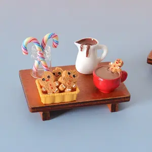 Mini Gingerbread Cookie Dollhouse Figurine - Smiling Face and Icing Details, Suitable for Dollhouse, Christmas Scene, Coffee Table Scene, Doll Tea Party Props Miniature Desktop Decoration (No Assembly Required)