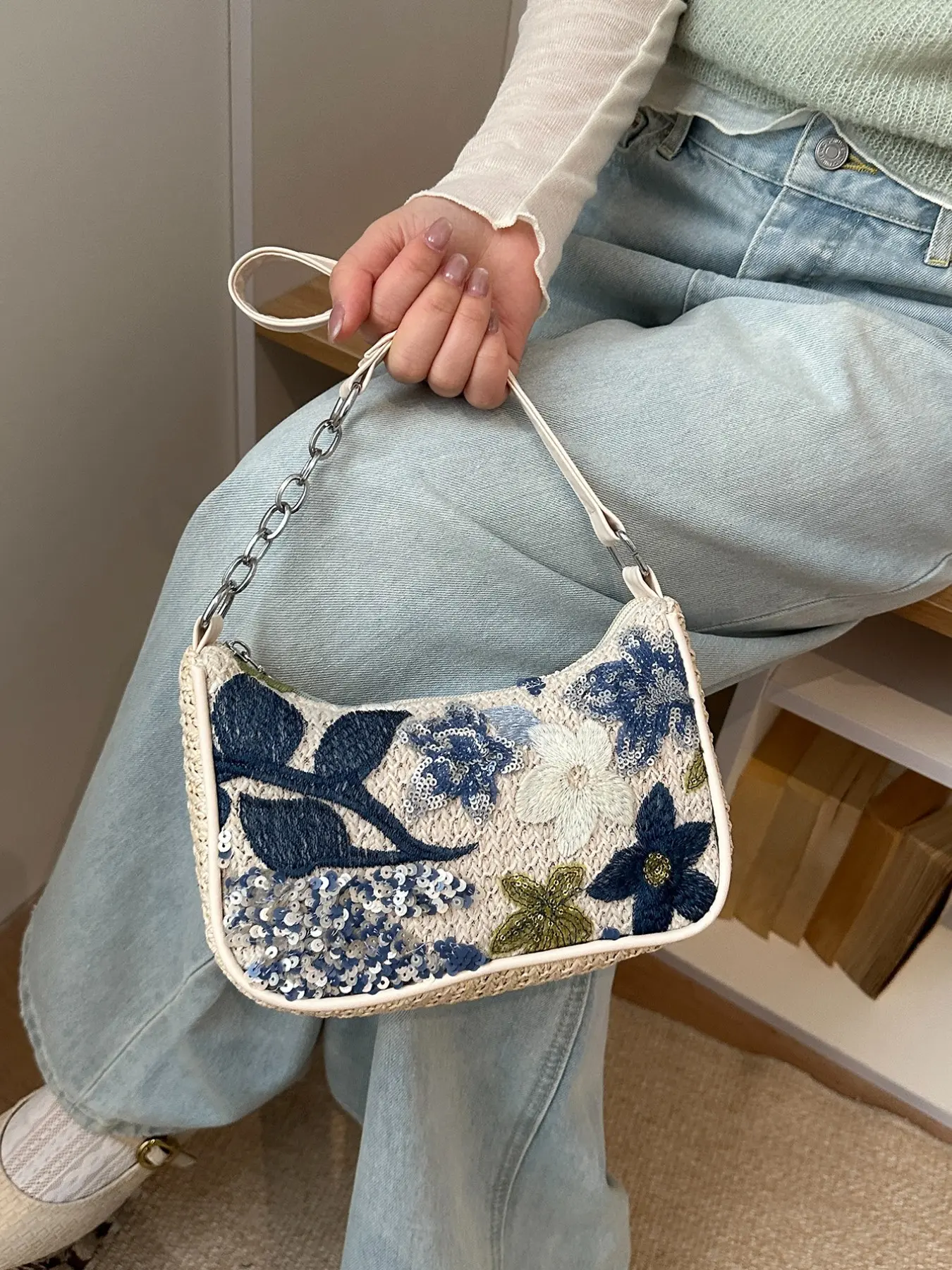 2026 New Straw Woven Sequin Floral Baguette Bag, Metal Chain Underarm Purse, Vacation Style Shoulder Bag, Elegant Handbag for Women, Fashionable Patterned Bag