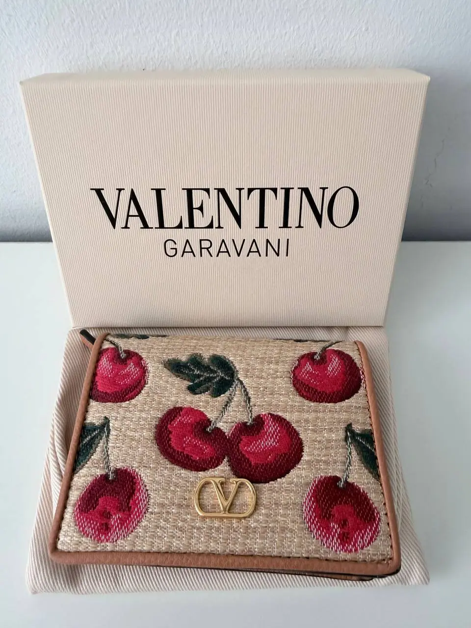 Pre-owned Leather Clutches & Wristlets Billetera Compacta Valentino Garavani VLogo en Rafia con Bordado de Cerezas