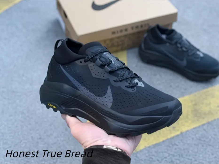 Ultra-light whole-shoe construction removes heavy drag during sprints and long-distance runs