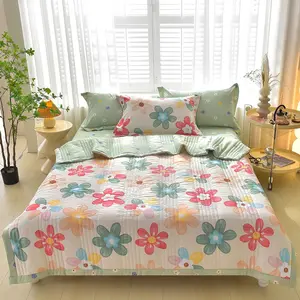 A summer quilt, Floral print quilt, does not include pillow core and pillowcase. 100% polyester fiber filled thin quilt, soft and skin-friendly and comfortable, flower pattern, suitable for bedroom, dormitory use Soft Lightweight Quilts