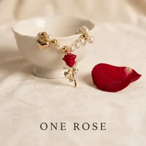 One Rose Pearl Bracelet, Gold Plated Stainless Steel