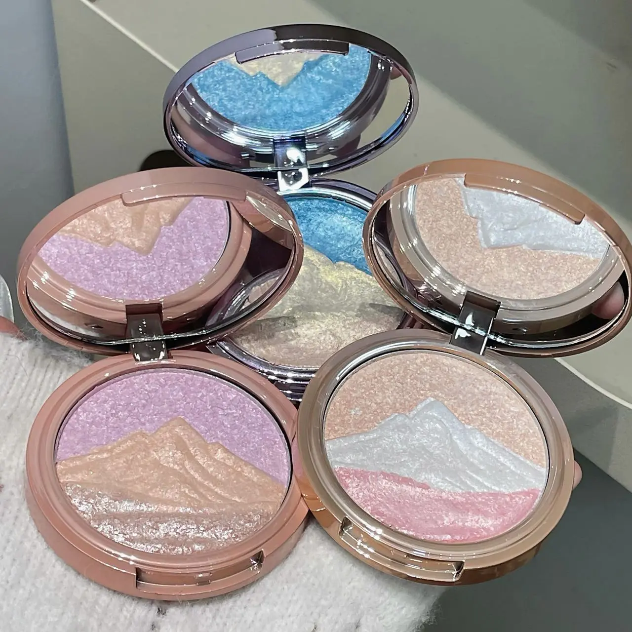 3-Shade Embossed Eyeshadow & Highlighter Palette, Highly Pigmented Creamy Glitter Makeup for a Radiant, 3D Brightening Effect in Ethereal Sunset Shades (Purple, Pink, White)