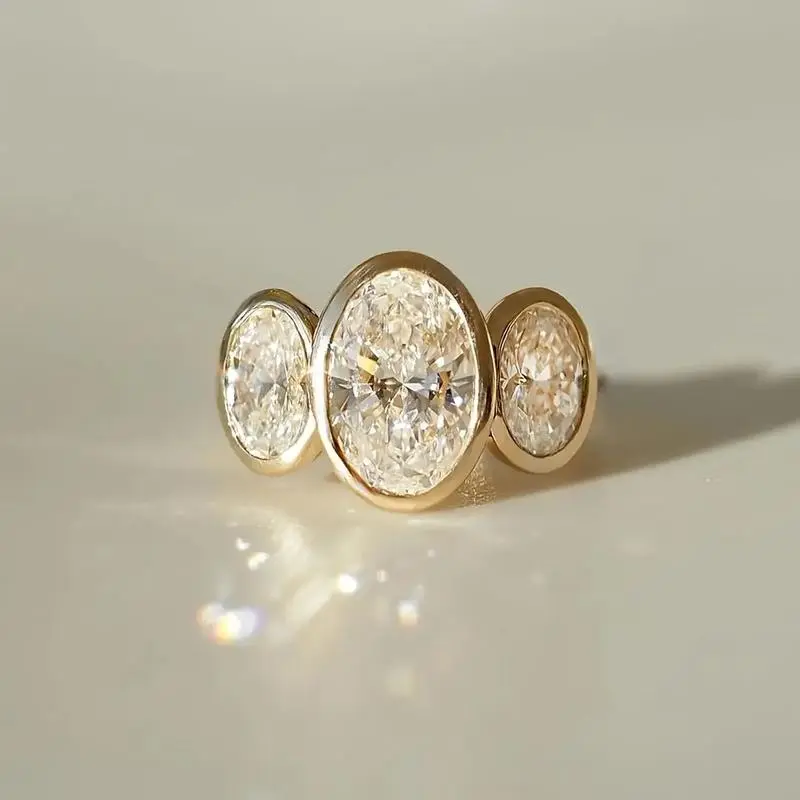 Sophisticated and stylish oval diamond ring, a vintage-inspired, versatile ring for women. Luxurious and vintage style, perfect for weddings, everyday wear, and Valentine's Day gifts. Ideal for wedding rings.