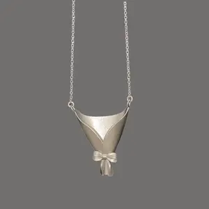 Elegant Flower Bouquet Necklace with Bow Charm Romantic Blessing Gratitude Love Gift for Mothers Loved Ones and Family Perfect for Women