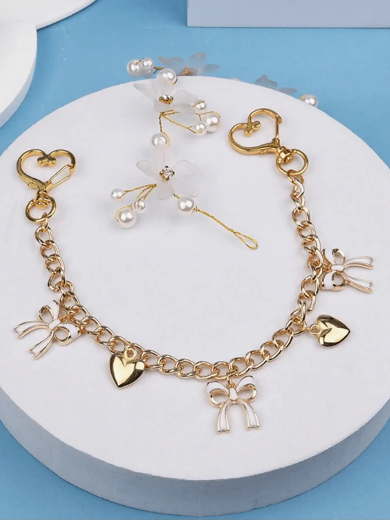 Gold Heart Bow Bag Charm Pendants, Enamel White Bow & Heart Charms Bag Chains, Heart-Shaped Lobster Clasp Bag Chain Accessories, Romantic Coquette Bag Decoration Keychain, Elegant Bag Pendant for Tote & Backpack, Perfect for Fashionable Girls & Women