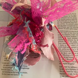 Tassel jumbo paper clip