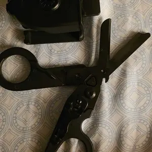 Foldable Trauma Shears with Holster, 1pc Emergency-Response Scissors for Nurses, Tactical Multi Tool EMT Shears with Gift Box, Heavy Duty Scissor