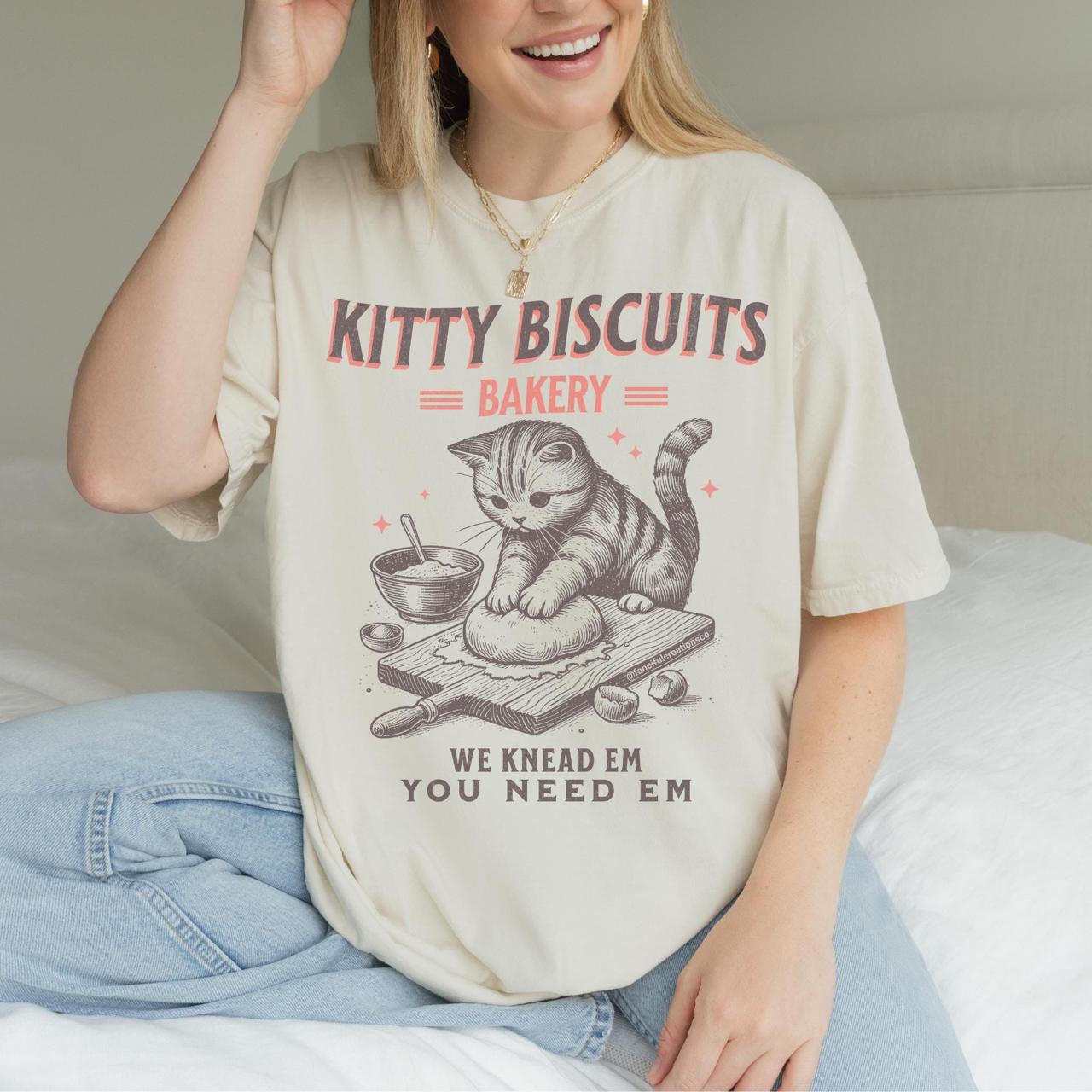 Kitty Biscuits Bakery Cat T-Shirt – Cute & Funny Cat Kneading Graphic Tee, “We Knead Em You Need Em” Pun Shirt for Cat Lovers, Funny Baking Gifts for Her