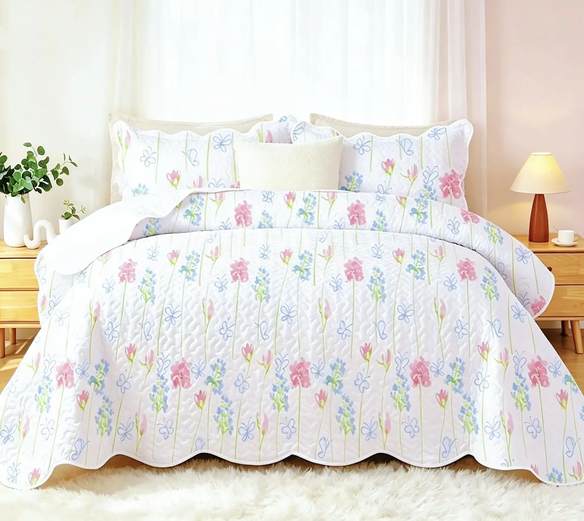 Small Floral Lightweight Quilt: Sweet Scalloped Edge Design, Ultra-Breathable, All-Season Use, Easy-Care Machine Washable, Effortlessly Matches All Home Styles.