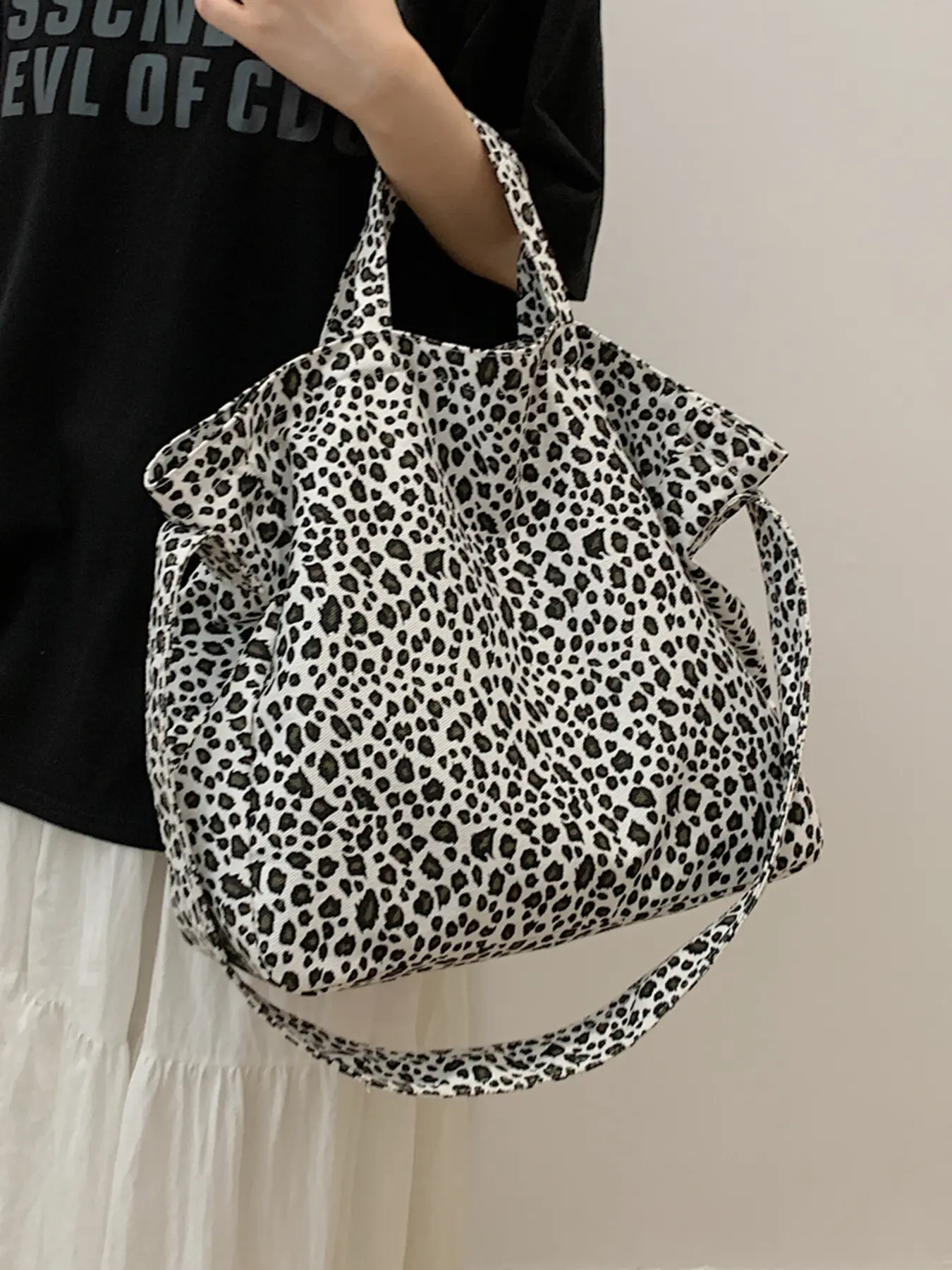 Wild leopard print one-shoulder handbag, casual simple classic hand-held crossbody design, wide shoulder strap crossbody bag design, niche fashion and versatile suitable for daily travel, shopping, Fashionable Patterned Bag, Everyday Bag, Animal Purse
