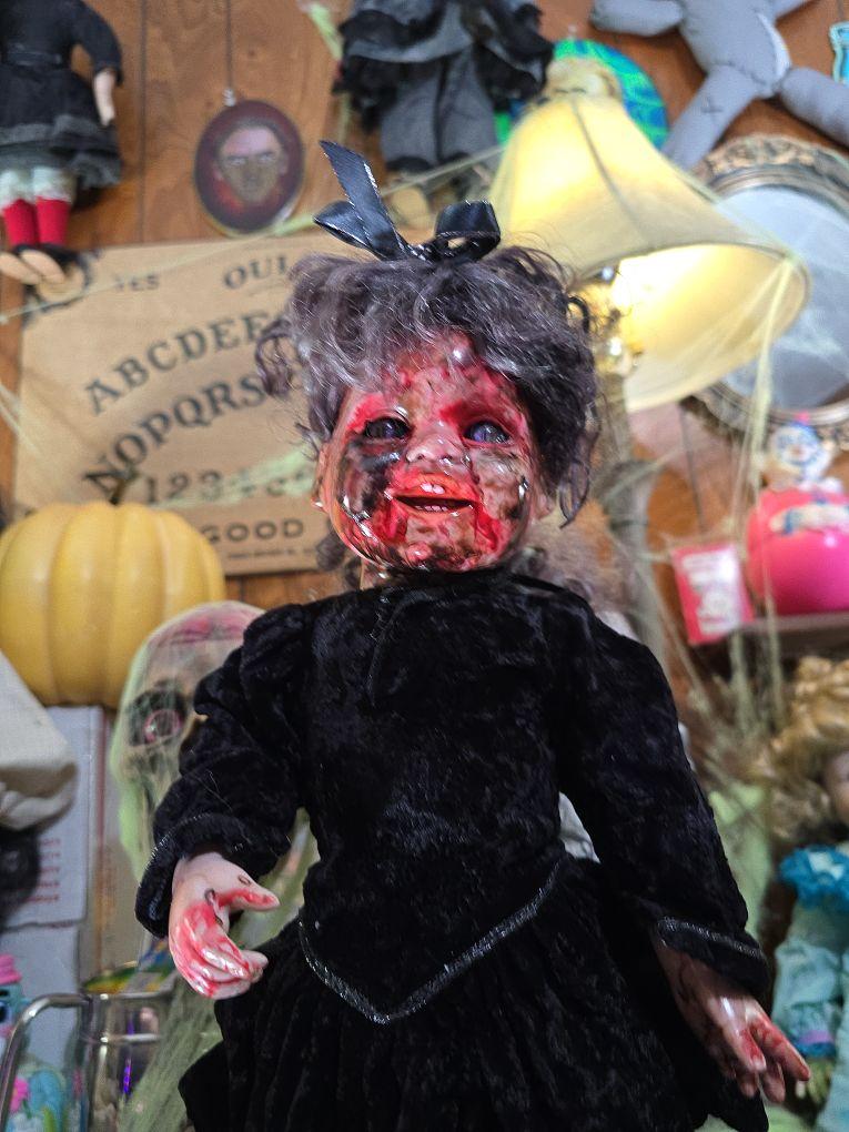 Creepy Doll Séance kit Clara Whitlock Halloween