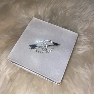 Luxury Brooch with Crystal Accents and Elegant Design for Stylish Looks