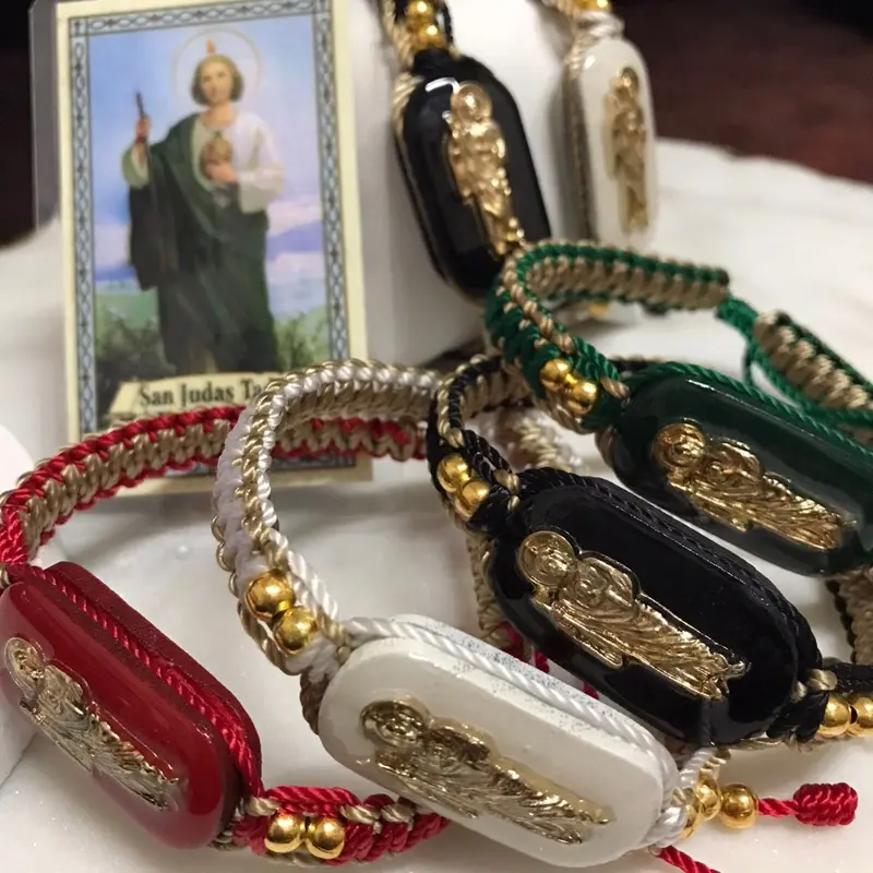 Pulseras de tejido doble con la imagen de San Judas Tadeo en color dorado.