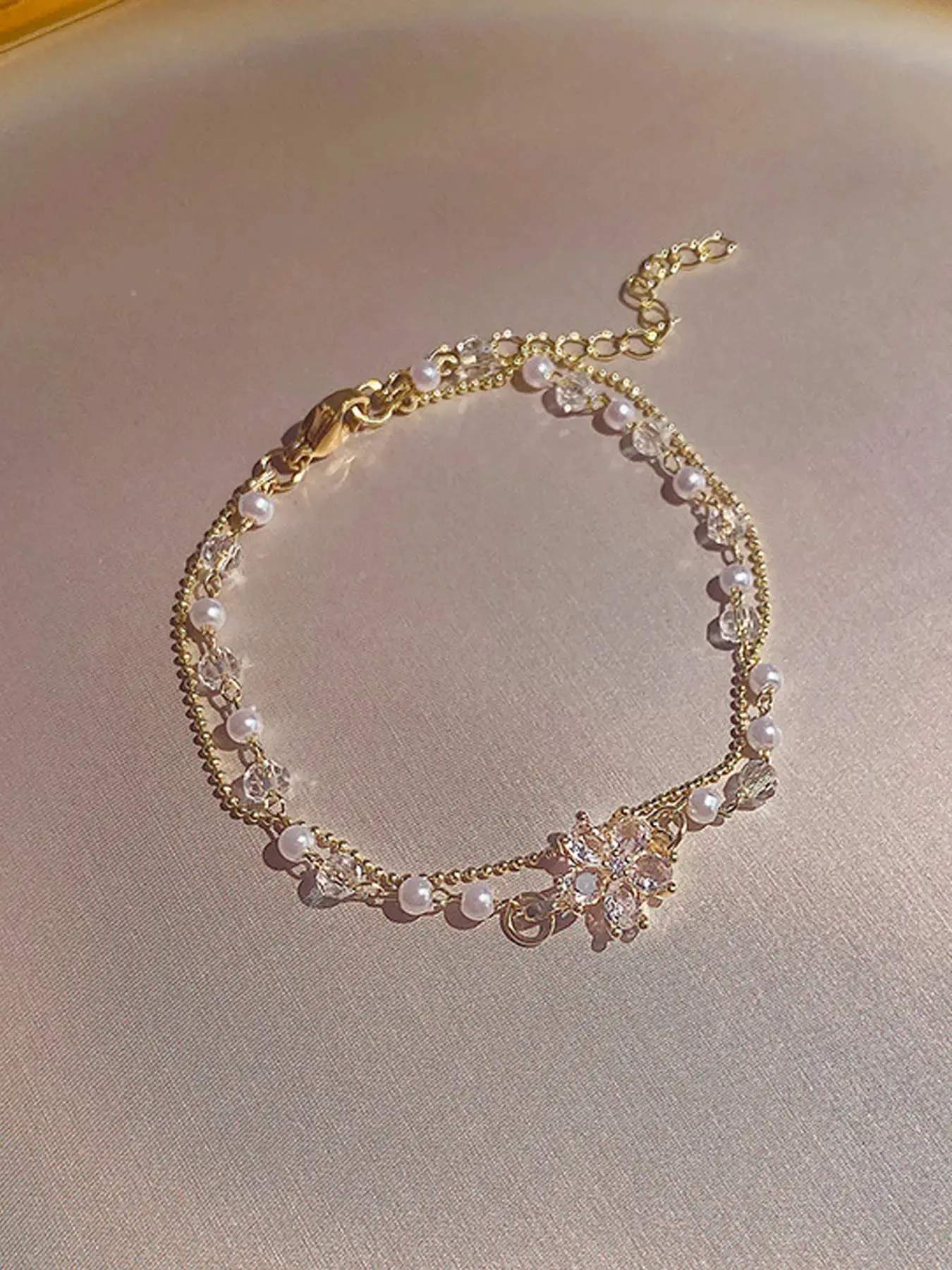 Fashionable Two-Layer Imitation Pearl Bracelet for Women, Elegant Cubic Zirconia Flower Pendant, Party Jewelry, Exquisite Bracelet, Copper Chain, Flower Design Bracelet