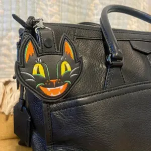 Vintage Halloween Scaredy Cat Embroidered Vinyl Keychain, Spooky Holiday Accessory, Perfect Gift for Cats Lovers