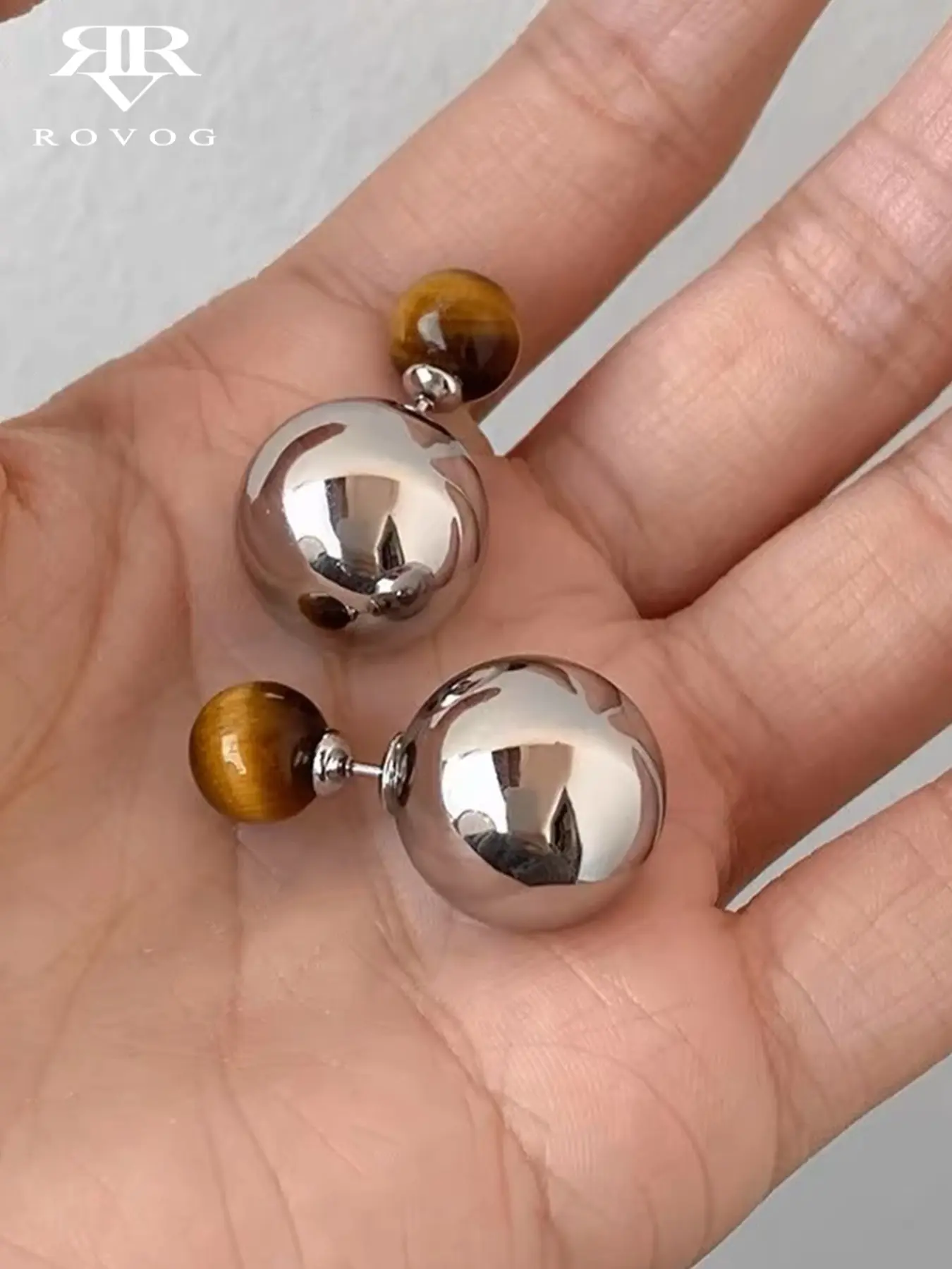 This pair of elegant, distinctive, fashionable and unique ear studs is suitable for women to wear during daily commutes Stud Earring Jewelry