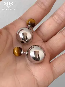 This pair of elegant, distinctive, fashionable and unique ear studs is suitable for women to wear during daily commutes