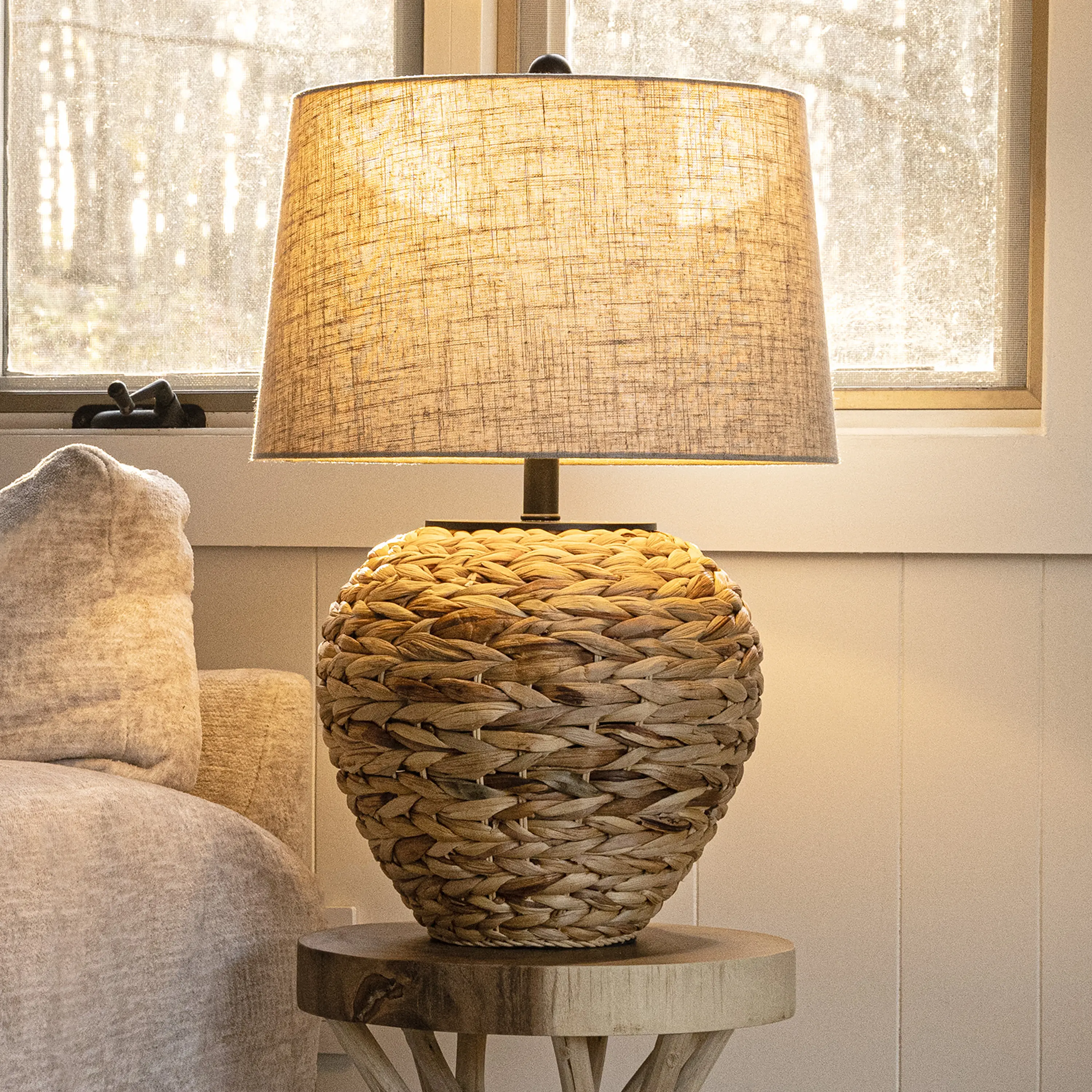 JONATHAN Y Alaro Farmhouse Coastal Water Hyacinth Basket LED Table Lamp - Artistic Table Lamp with Decorative Atmosphere Lighting for Bedroom, Living Room, Home Decor, Elegant Lighting, Indoor Decorative Light, Artistic Table Lamps, Ambient Led Lamps, Bas