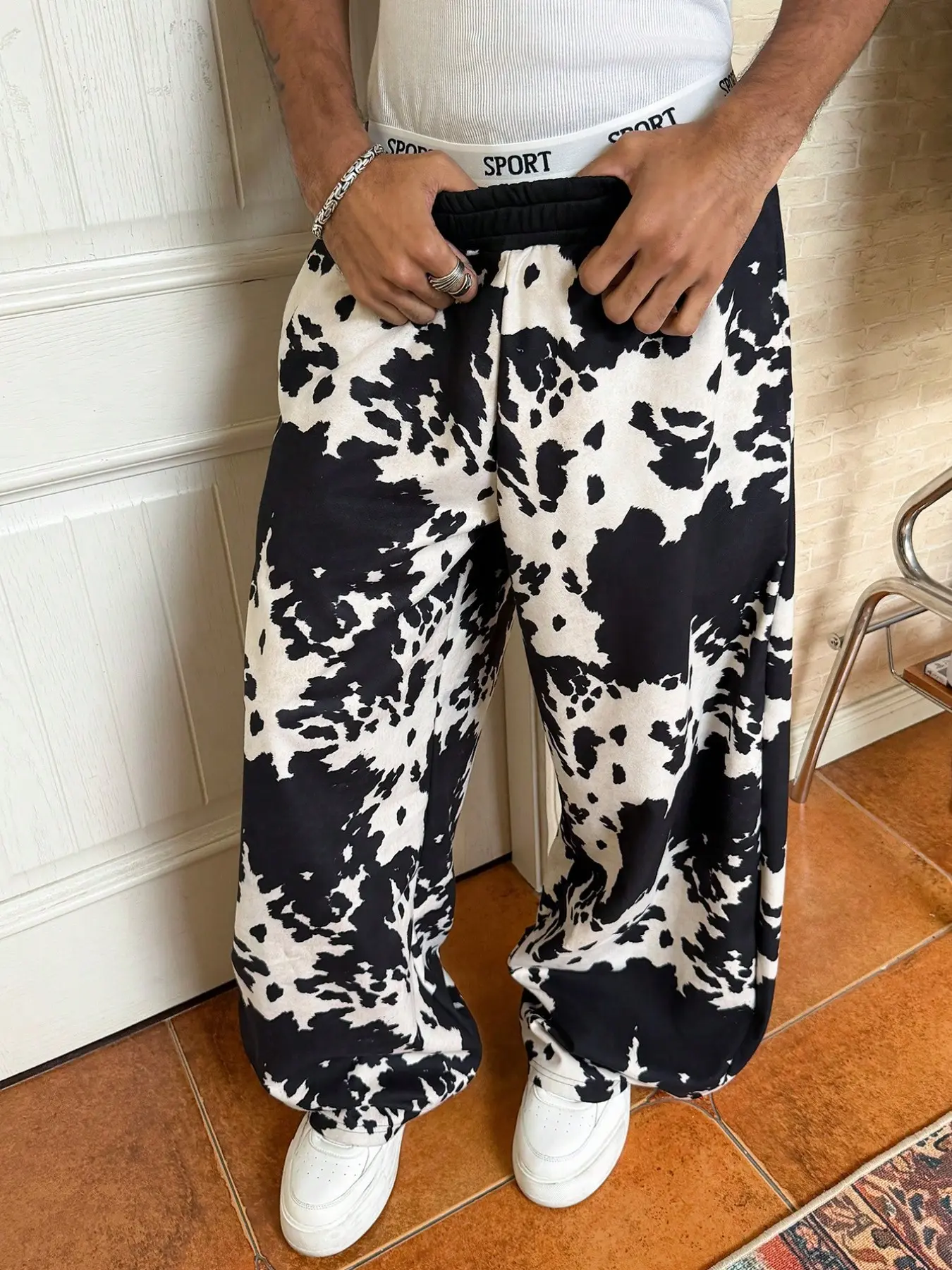 Men's Cow Print Sweatpants, Animal Pattern Joggers with Elastic Waist, Loose Fit Casual Trousers for Hip Hop Streetwear Style, Casual Athletic Pants
