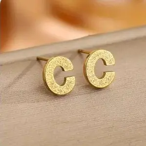 Arete con letra C