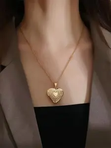 Stainless Steel Heart Pattern Openable Photo Box Pendant Necklace, Memorial Lockbone Chain for Women, Unique Jewelry Gift Idea