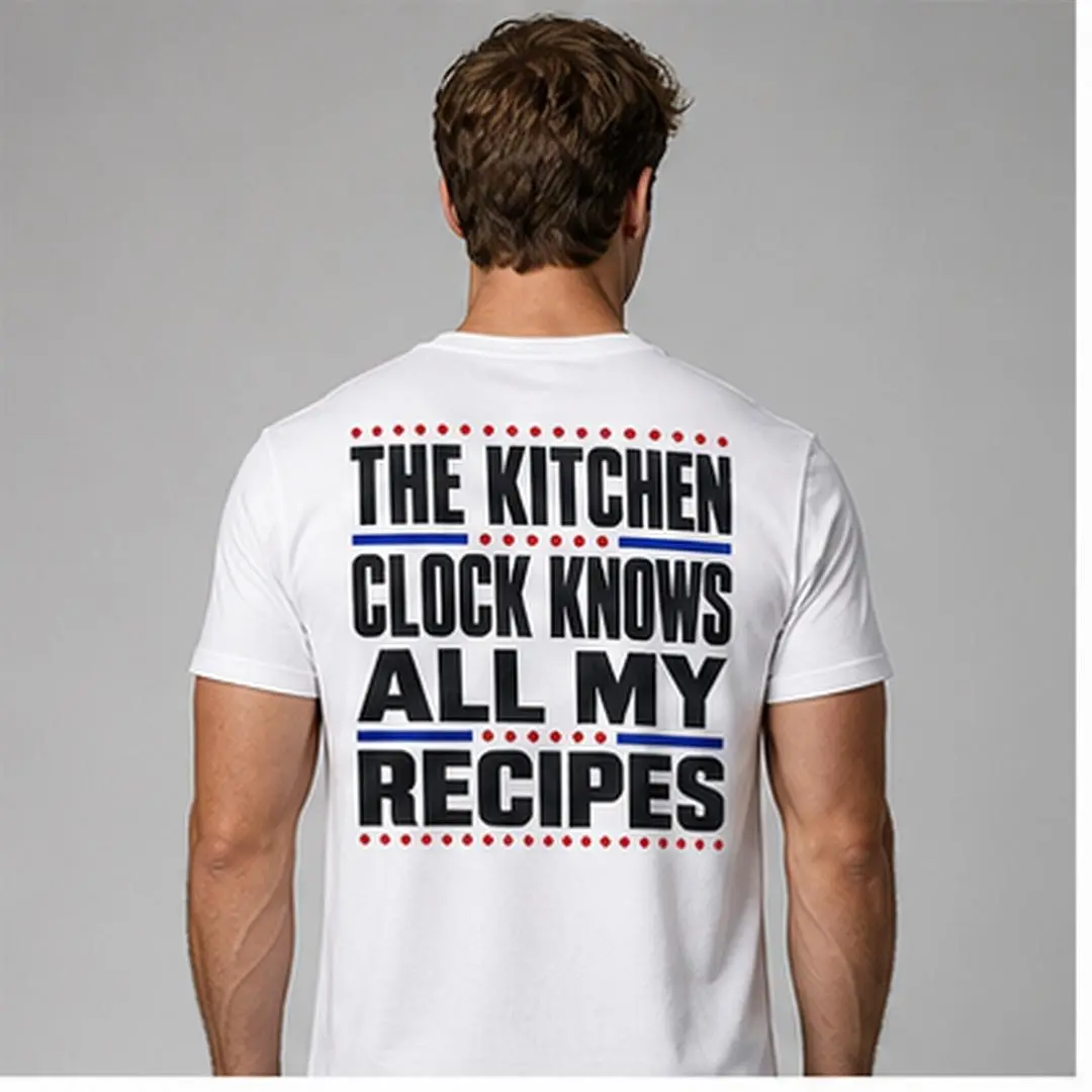 THE KITCHEN CLOCK KNOWS ALL MY RECIPES Men's White Graphic T-Shirt Short Sleeve Crew Neck Cotton Blend Recipe Memory Kitchen Clock Graphic Tee for Men, Funny Cooking Lover Gift Idea, Retro Diner Style T-Shirt original statement print