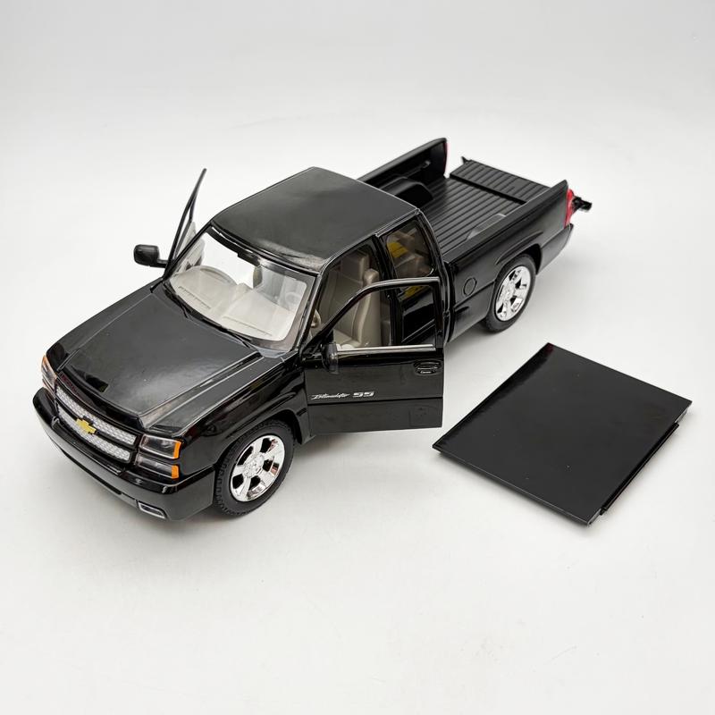 Motormax 1:24 2006 Chevy Silverado Intimidator SS Black