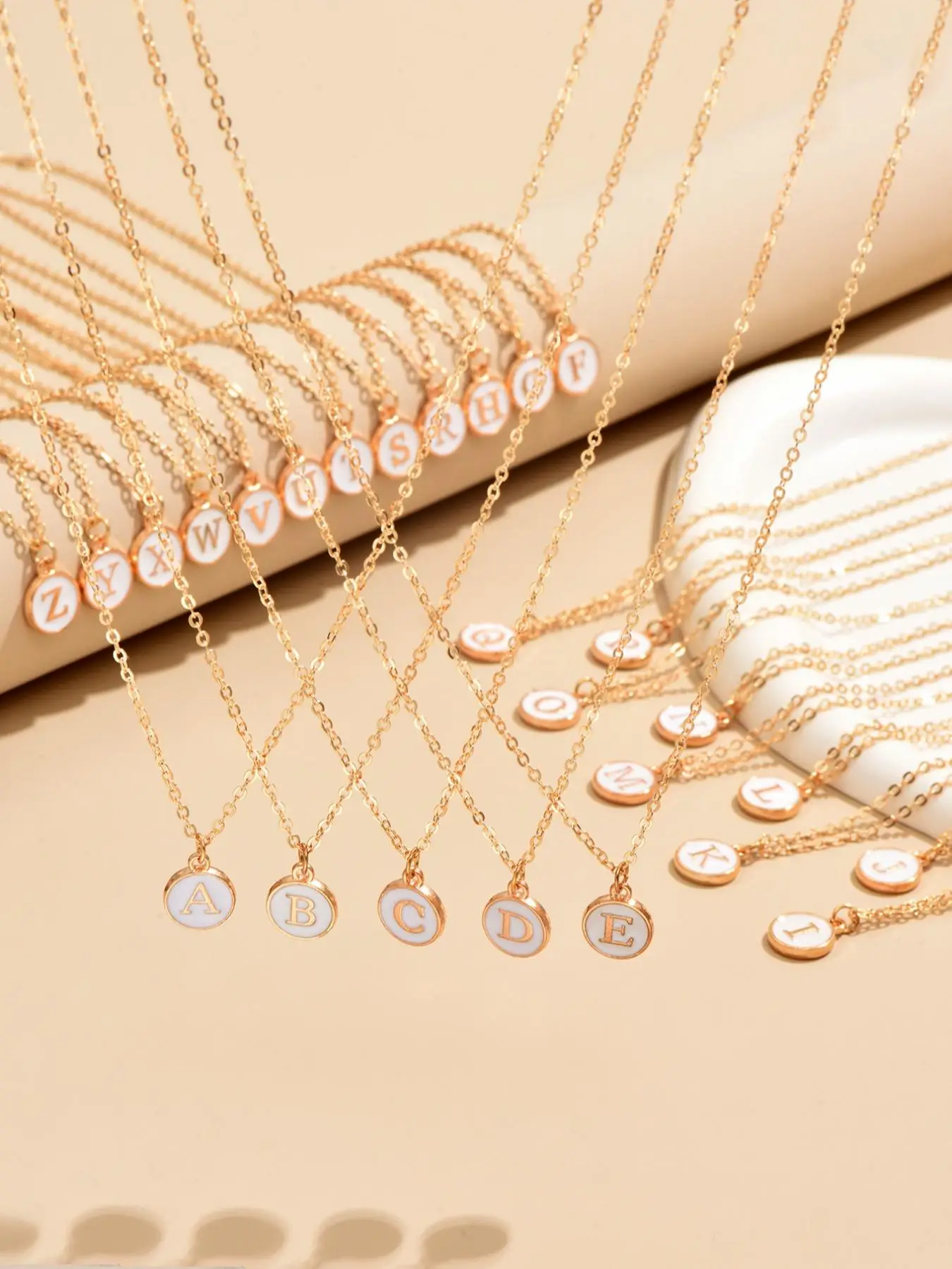 Fashionable 26 Letter Necklace for Girlfriend, Trendy Round Charm Matching Chain Necklace, Y2k Accessories for Men & Women for Party, Daily Clothing D