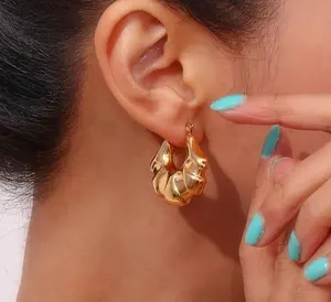 Sculpted Gold Hoop Earrings 750/18K 18K Gold Plated Titanium Steel Zircon Inlay Classic Style Lightweight Daily Wear Earrings