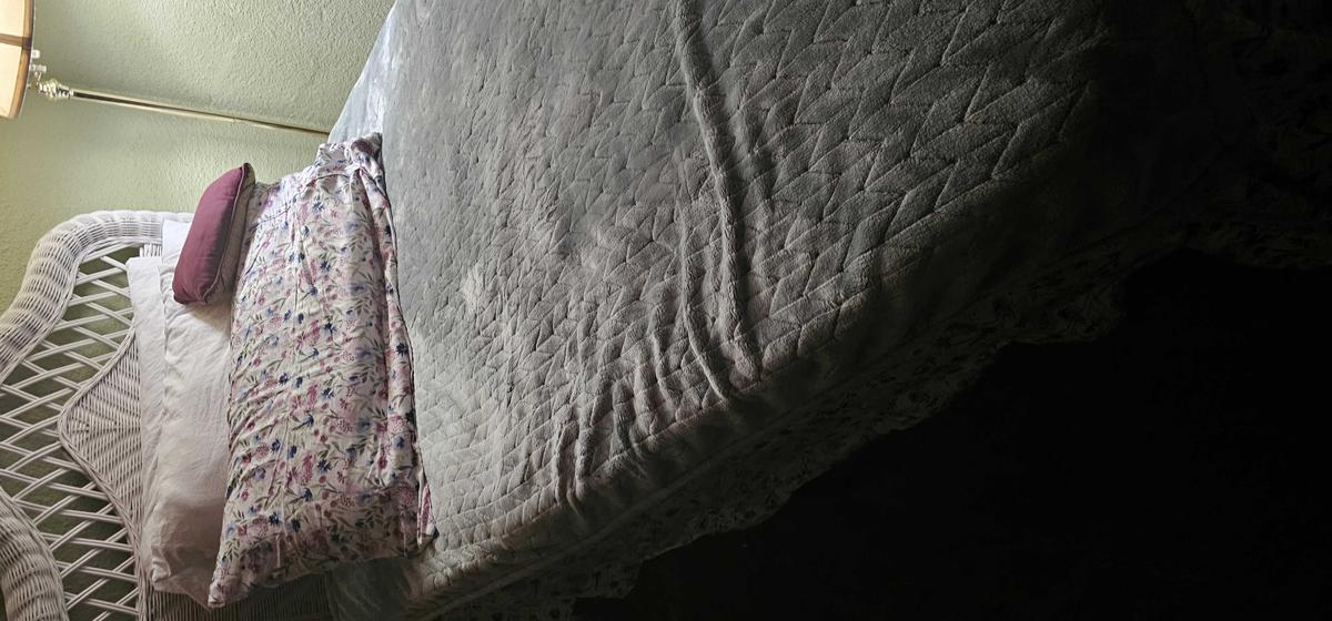 Item: Twin（75"L x 38"W x 14"H）