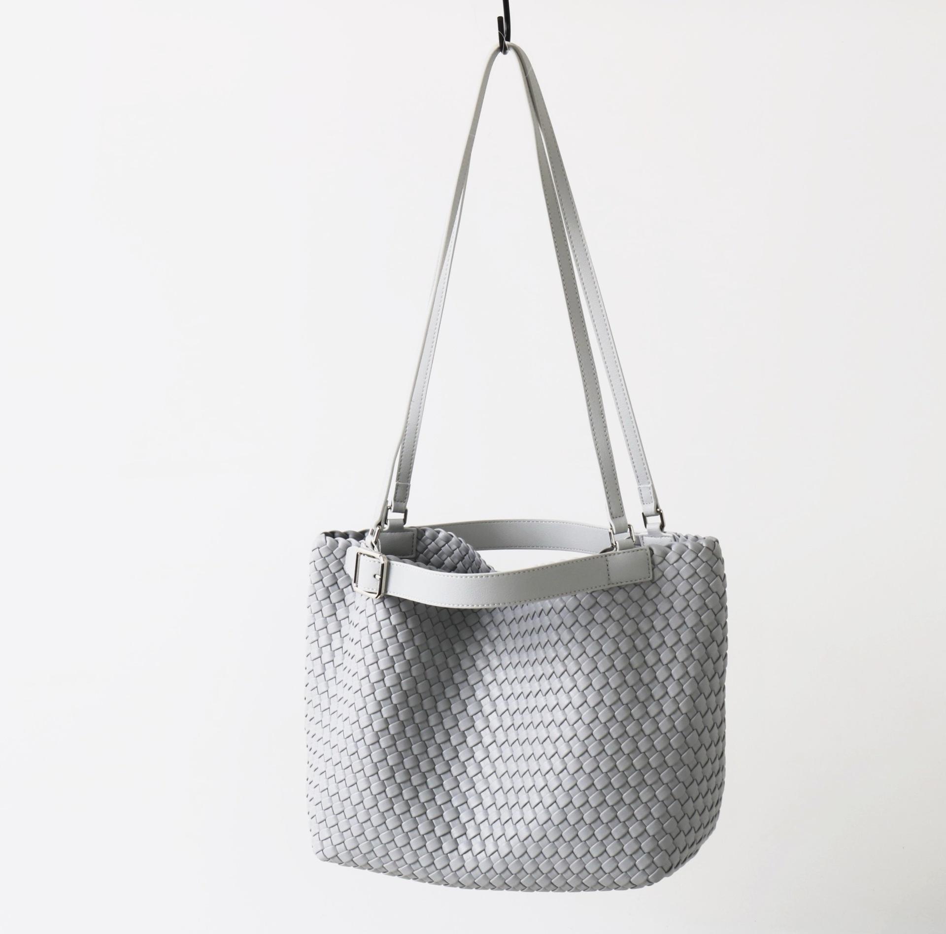 Elegant Woven Leather Shoulder Bag for Women Large Capacity Tote Stylish Durable Design Perfect for Everyday Use