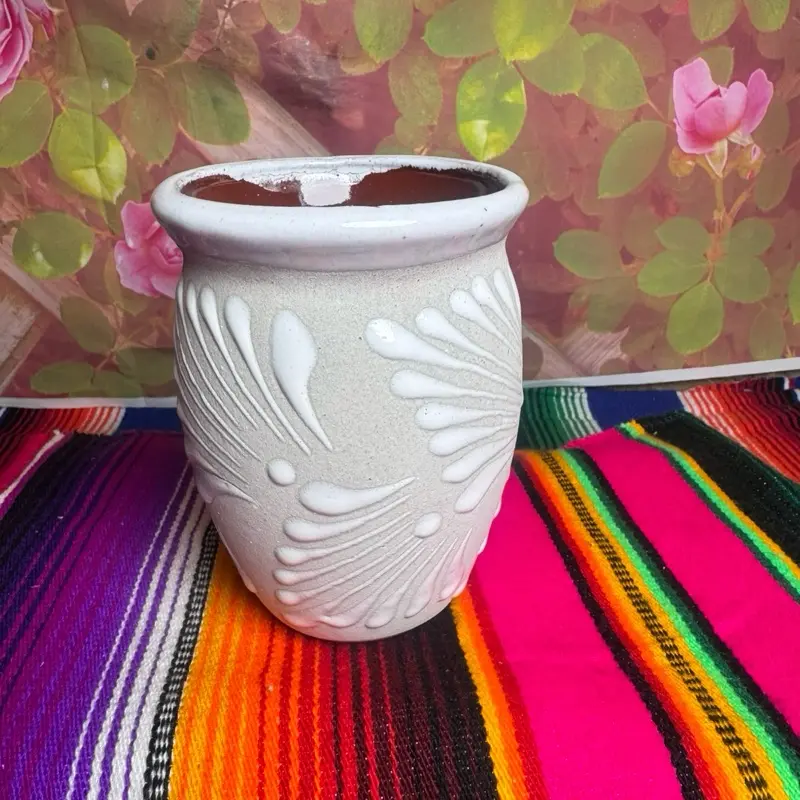 Cantarito relieve mediano  color blanco arena