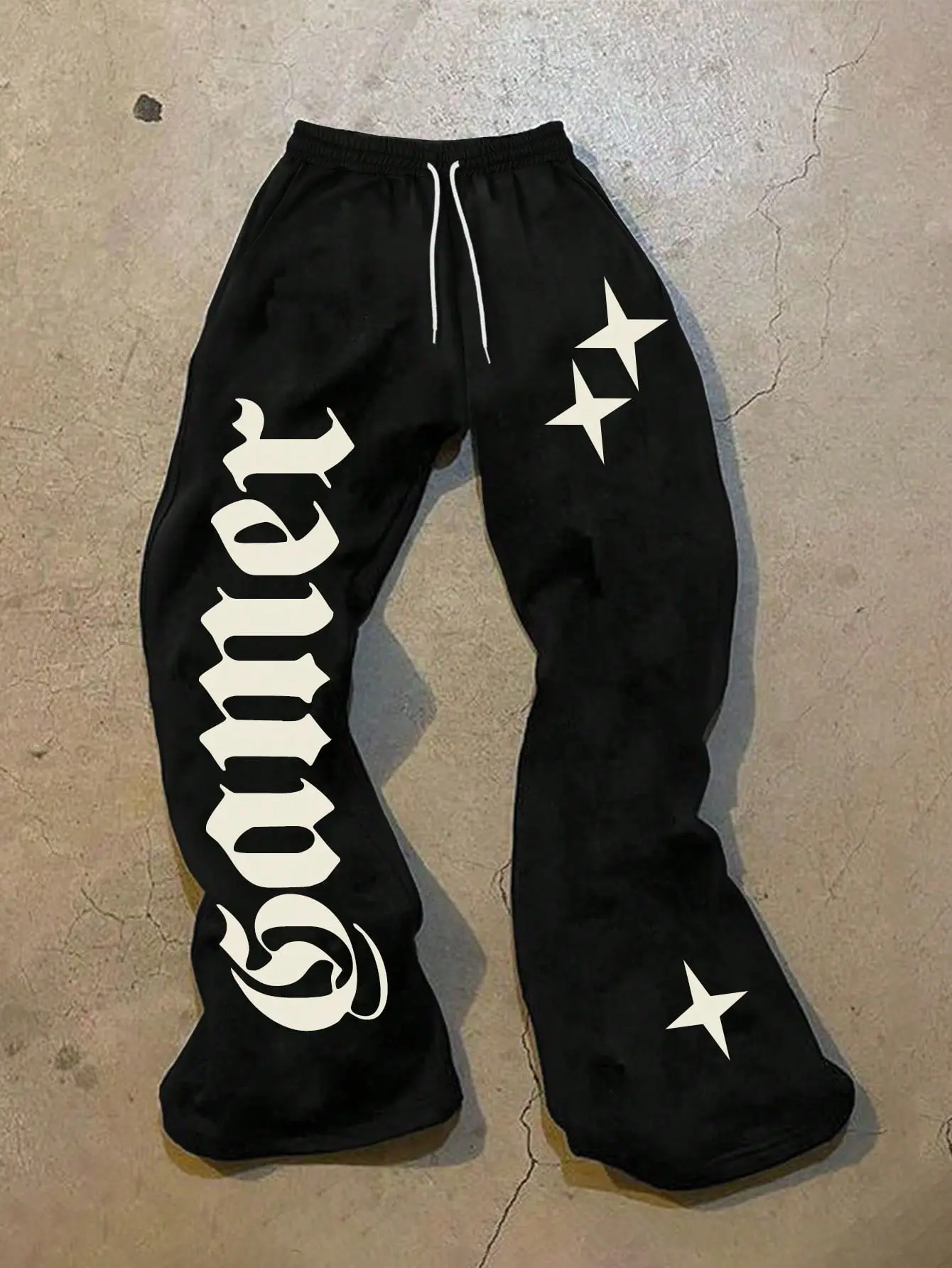 【American high-street gothic letter and four-corner star print wide-leg sweatpants】Drawstring elastic waistband, loose straight-cut athletic long pants, black-and-white color-block vintage lettering and star pattern casual pants, fabric with a fluid drape