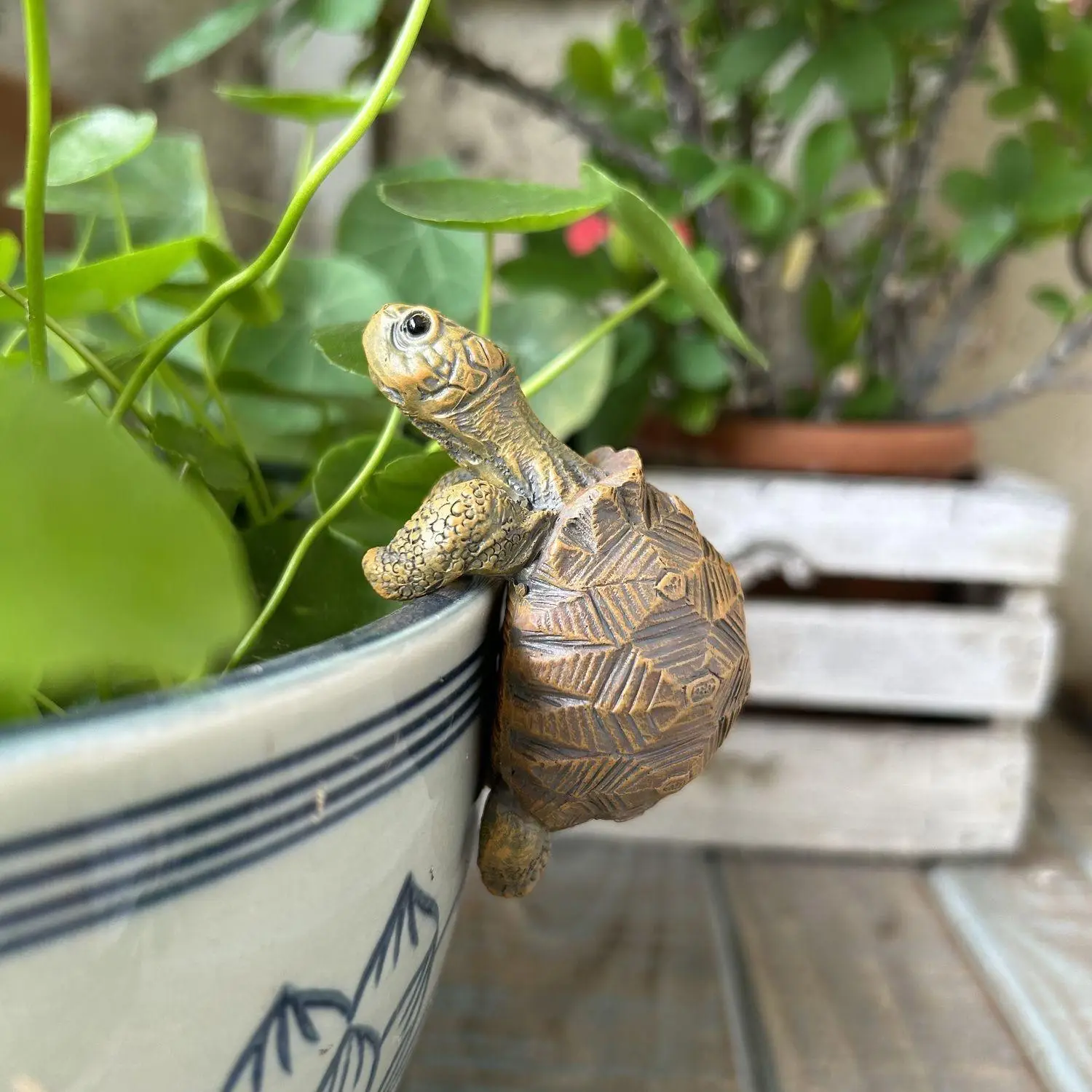 Cute Resin Turtle Statue, Turtle Hanging on The Flower Pot, Indoor Decoration Statue, Flower Pot Decoration, Suitable for Garden, Courtyard and Home D