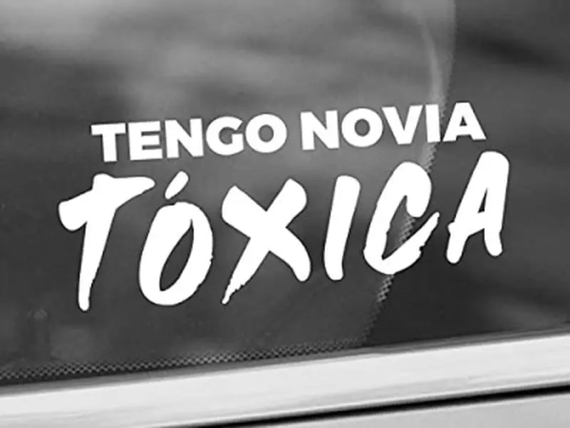 Tengo Novia Toxica Decal - Funny Relationship Decal - Car/Truck Window Decal - Bumper Sticker - Funny Spanish Decal - La Toxica Funny Decal
