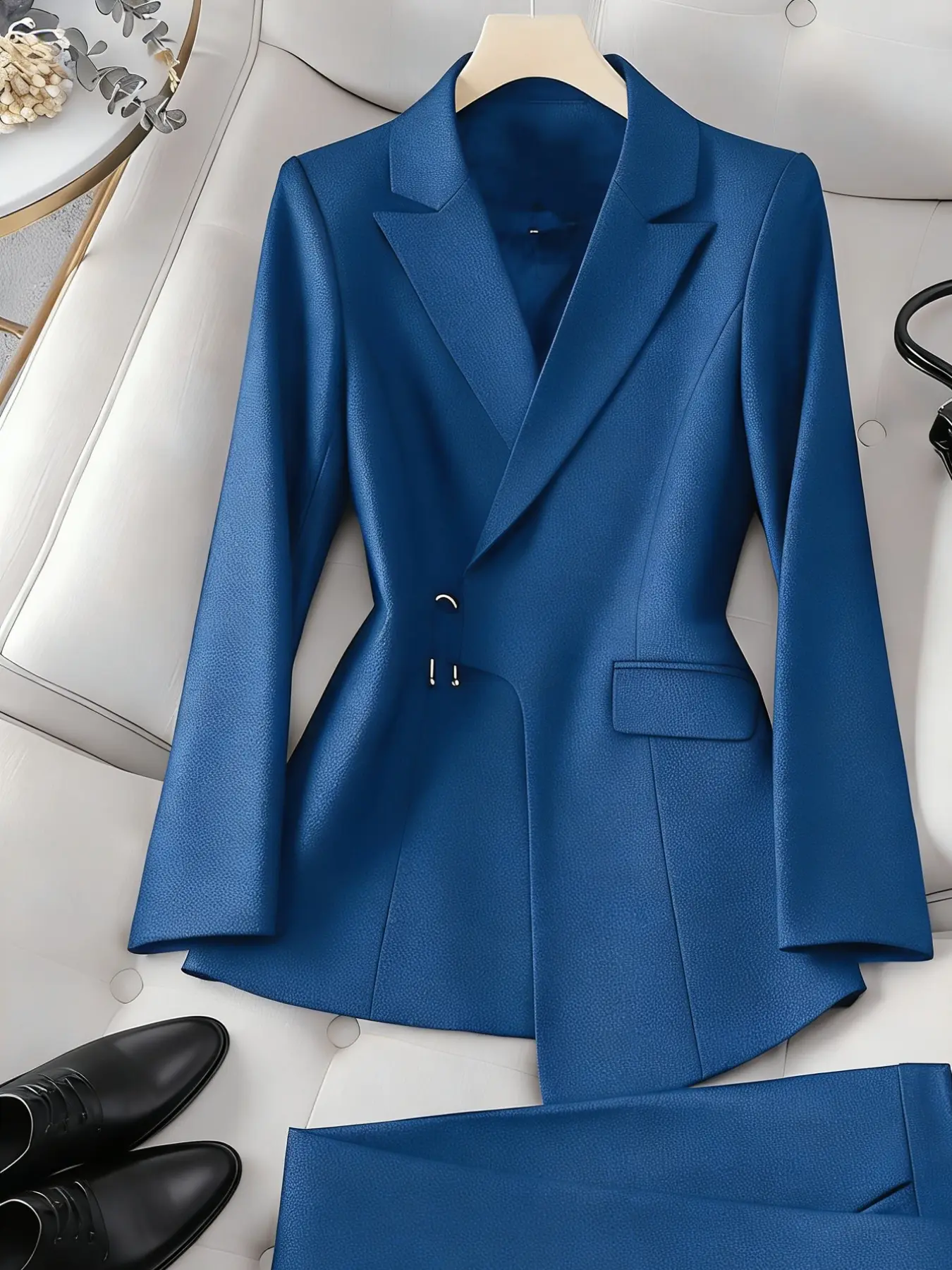 Two-piece women's blue single-breasted Fitted Long Sleeve suit with a slightly open hem and a curved arc, high-waisted straight-leg pants, suitable spring, suitable for daily commuting, going to work, and party photos, Chic Elegant