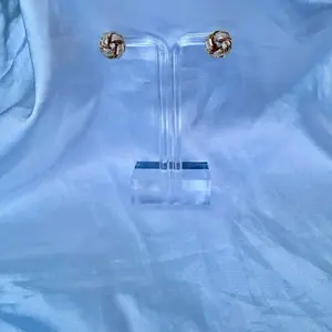 Aretes de nudos medianos con cierre click