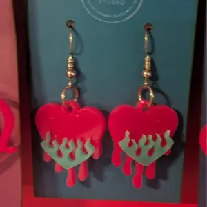 Heart Dangle Earrings with Flame-dripped love Pink and Blue