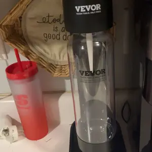 VEVOR Sparkling Water Maker,  Soda Maker Machine for Home Carbonating, Seltzer Water Starter Kit with 2 BPA-free 1L PET Bottles, 2 CO2 Cylinders, Compatible with Mainstream Screw-in 60L CO2 Cylinder