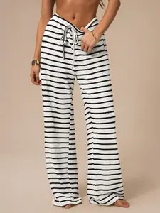 A pair of black and white contrasting stripe lace-up casual wide-leg pants, suitable for both indoor and outdoor wear.