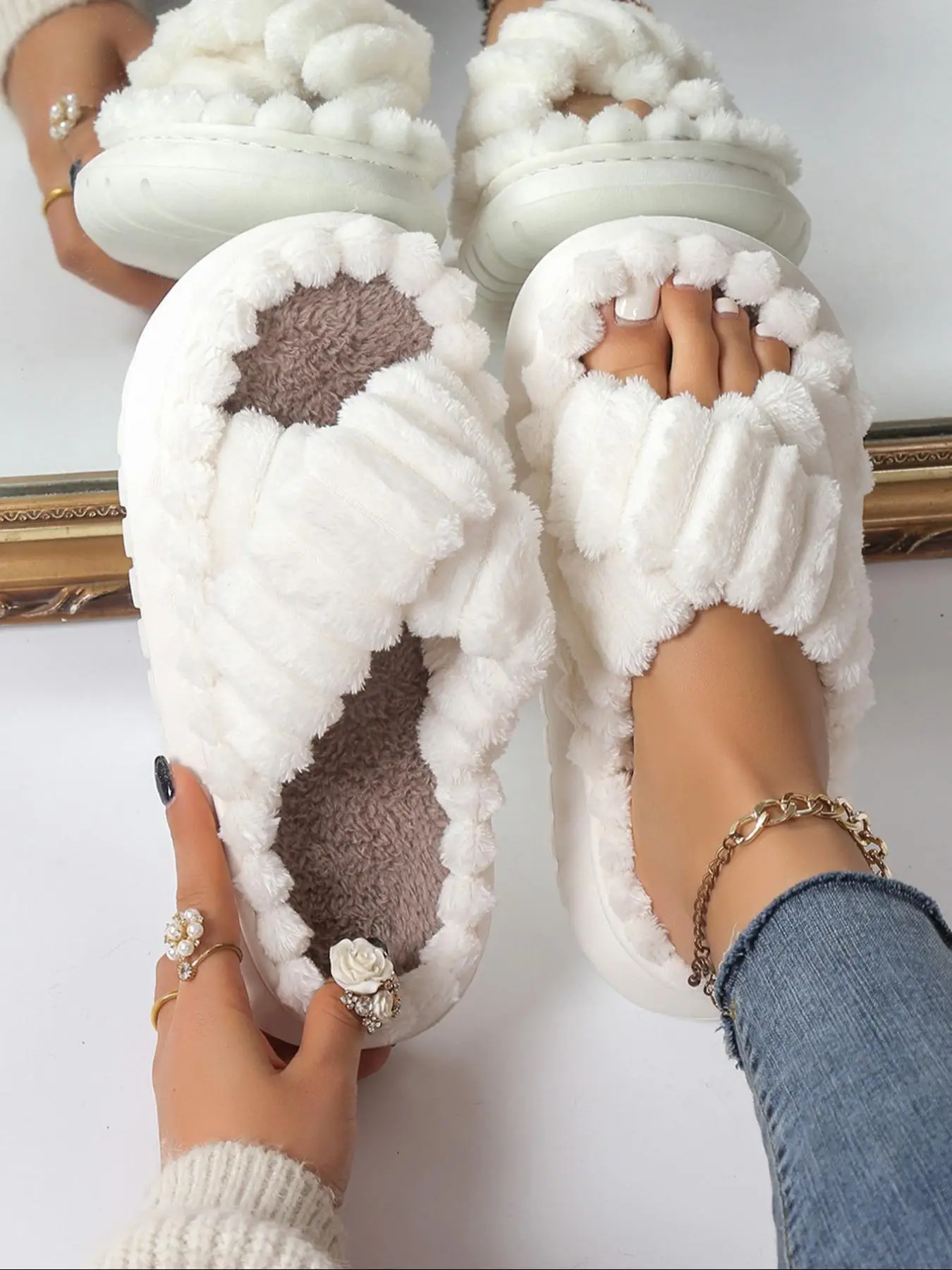 Women's Fashionable Striped Textured Criss Cross Design Slippers, Casual Soft Comfortable Home Slippers, Warm & Cozy Slippers for Outdoor & Indoor Wea