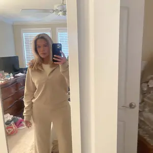 Product Review of Women 2 Piece Outfits Sweatsuit Oversized Sweatshirt Sweatpants Tracksuit Sweat Lounge Matching Set 2025 Fall Trendy Polyester Womenswear from L**y A**r