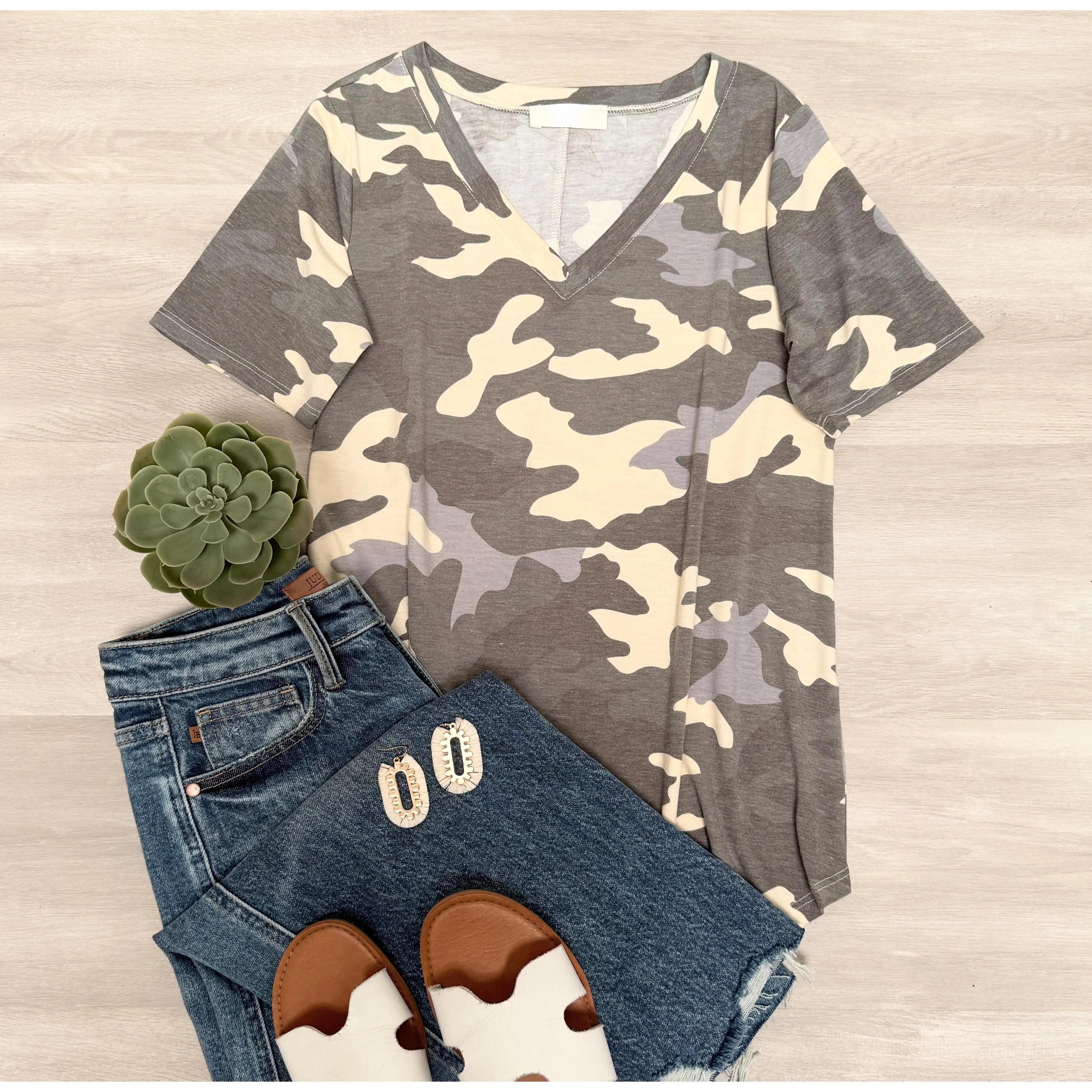 Emma Classic V-Neck Camo T-shirt