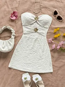 Women's Strapless Sleeveless Hollow Out Flower Decorated Metal Buckle Bodycon Mini Dress, Summer Vacation Style, Elegant and Stylish