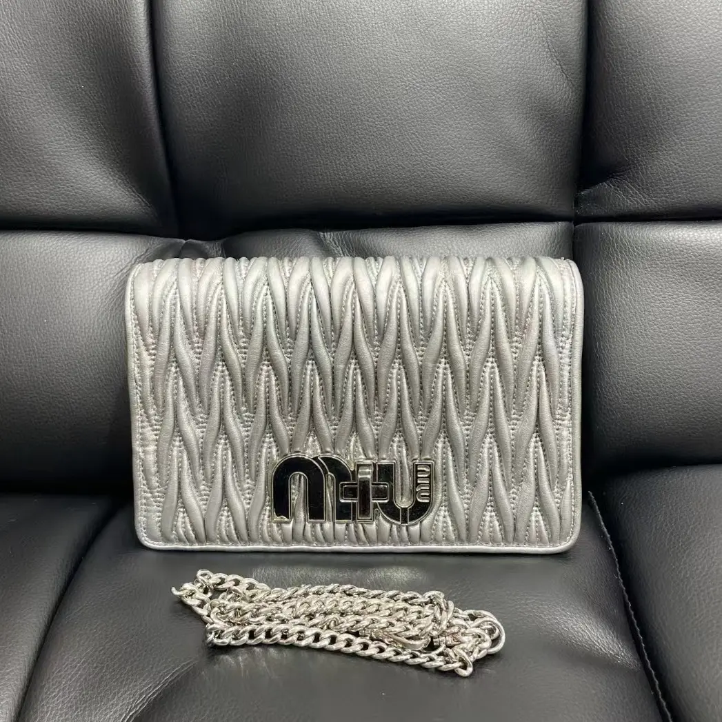 Pre-owned miumiu Cowhide Shoulder Bags Logo Silver Pleated Lambskin with Silver Buckle