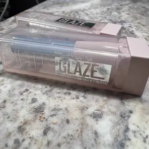 Lifter Glaze Oil Balm with Hyaluronic Acid and Hydrating Oil Blend, Lip Balm with 24HRs of Smooth, Buildable Color, Moisturizing Shine, Maybelline