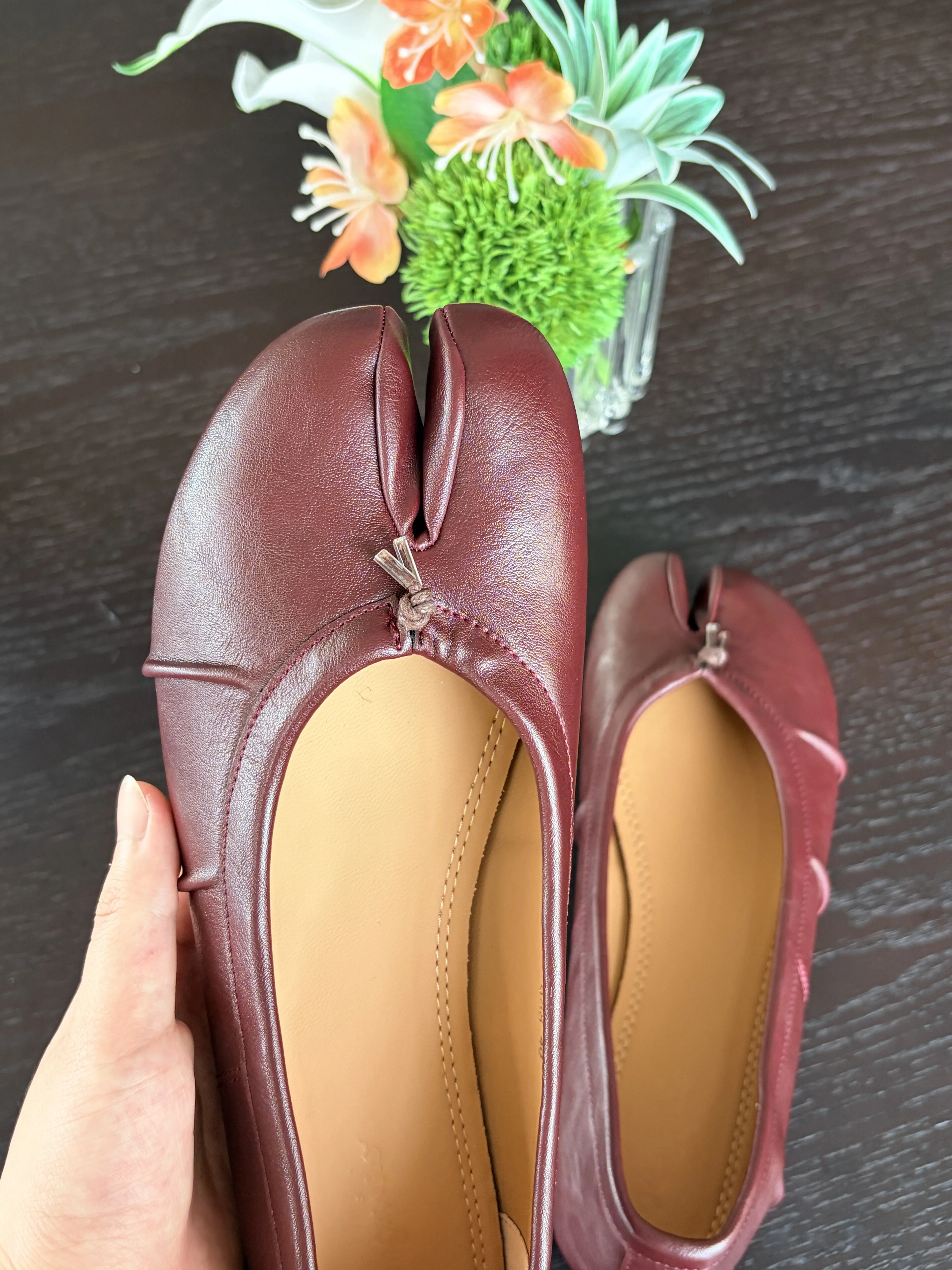 Women's Solid Soft Leather Ballet Flats - Low-cut Design, Pleated Detailing, Flat Sole, Black/Red, Skin-friendly, Thick Breathable Insoles, Cushioned, Ideal for Commute