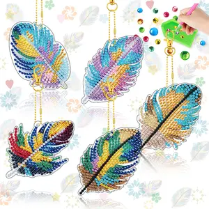 5-piece DIY diamond painting keychain, feather 5D diamond art pendant, handmade art decoration, includes tool kit and key chain, suitable for adults.