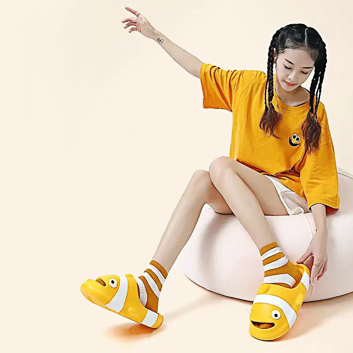 Women's Cute Clownfish Split-Toe Slippers, Thick Platform Slides with Soft EVA Sole, Casual Walking Shoes, Letter-Embellished Fashion Footwear
